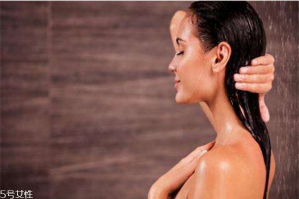 冬天洗澡皮膚干燥瘙癢 冬天洗澡多久合適 冬天洗澡皮膚干燥瘙癢 冬天洗澡多久合適