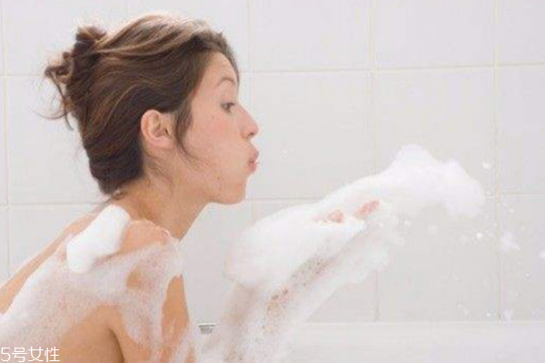 冬天感冒了能洗澡嗎 冬天早上洗澡好還是晚上洗澡好 冬天感冒了能洗澡嗎 冬天早上洗澡好還是晚上洗澡好