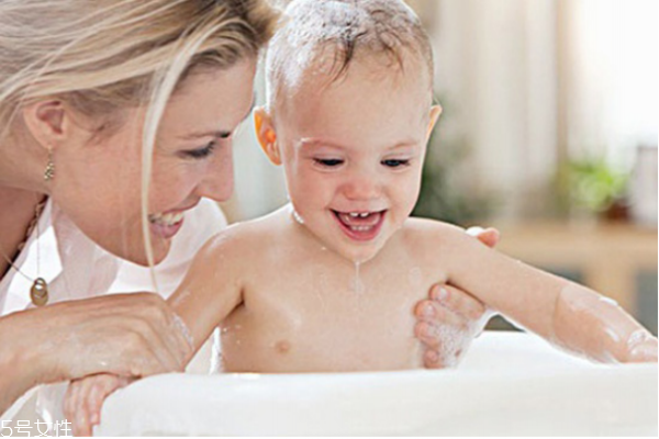 嬰兒冬天洗澡水溫多少合適 寶寶冬天洗澡室內(nèi)溫度 嬰兒冬天洗澡水溫多少合適 寶寶冬天洗澡室內(nèi)溫度