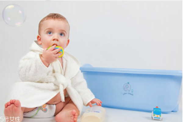 嬰兒冬天洗澡水溫多少合適 寶寶冬天洗澡室內(nèi)溫度 嬰兒冬天洗澡水溫多少合適 寶寶冬天洗澡室內(nèi)溫度