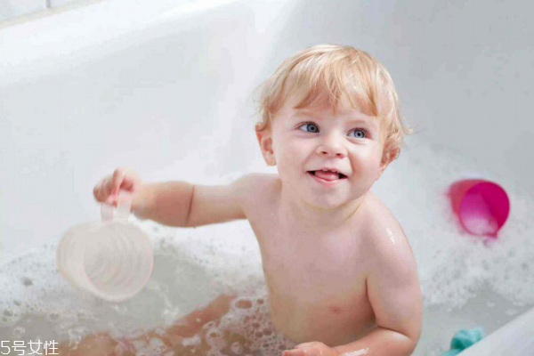 嬰兒冬天洗澡水溫多少合適 寶寶冬天洗澡室內(nèi)溫度 嬰兒冬天洗澡水溫多少合適 寶寶冬天洗澡室內(nèi)溫度