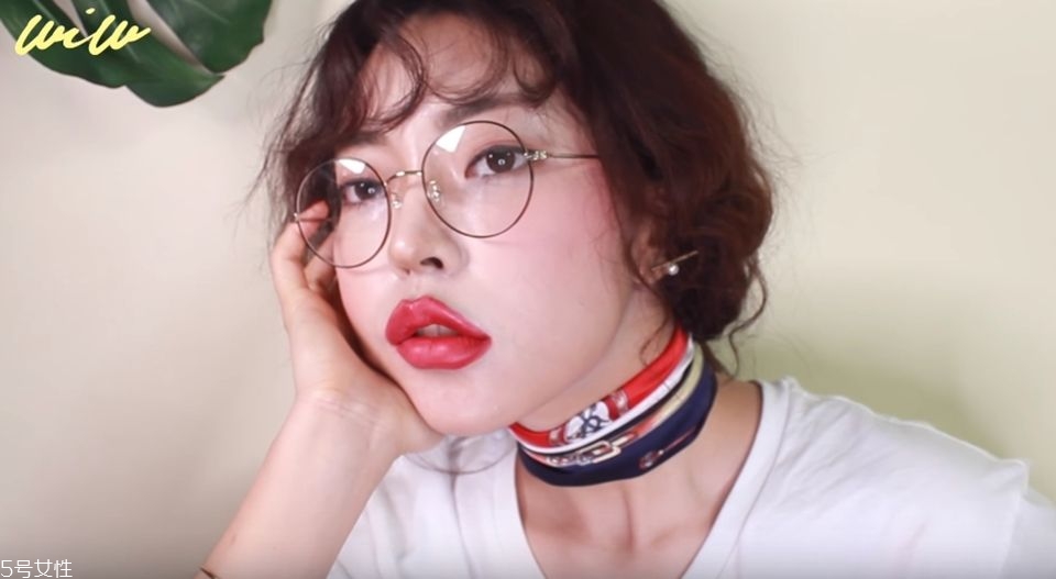 泫雅嬉皮卷發(fā)型教程 韓式嬉皮卷發(fā)型怎么弄 泫雅嬉皮卷發(fā)型教程 韓式嬉皮卷發(fā)型怎么弄