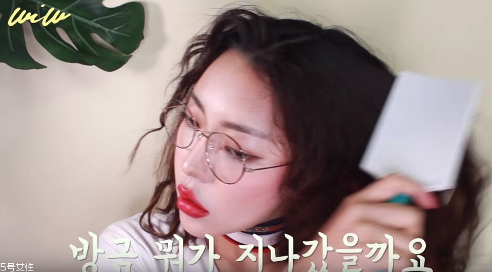 泫雅嬉皮卷發(fā)型教程 韓式嬉皮卷發(fā)型怎么弄 泫雅嬉皮卷發(fā)型教程 韓式嬉皮卷發(fā)型怎么弄