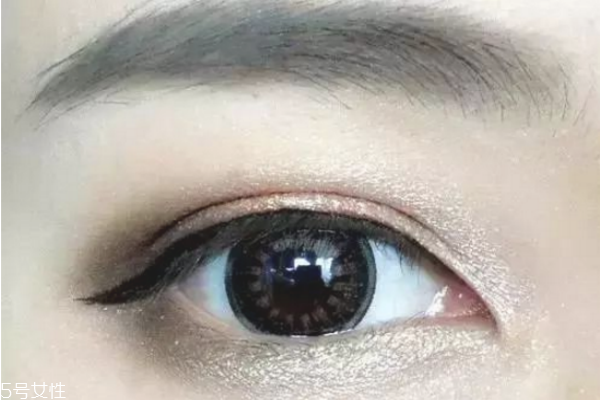 怎樣畫睫毛才會(huì)更卷翹 這樣畫睫毛好看