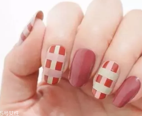 5款時髦格紋美甲圖片 擁有精致都市白領(lǐng)氣質(zhì) 5款時髦格紋美甲圖片 擁有精致都市白領(lǐng)氣質(zhì)