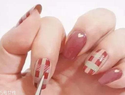 5款時髦格紋美甲圖片 擁有精致都市白領(lǐng)氣質(zhì) 5款時髦格紋美甲圖片 擁有精致都市白領(lǐng)氣質(zhì)