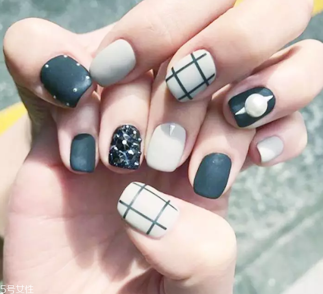 5款時髦格紋美甲圖片 擁有精致都市白領(lǐng)氣質(zhì) 5款時髦格紋美甲圖片 擁有精致都市白領(lǐng)氣質(zhì)
