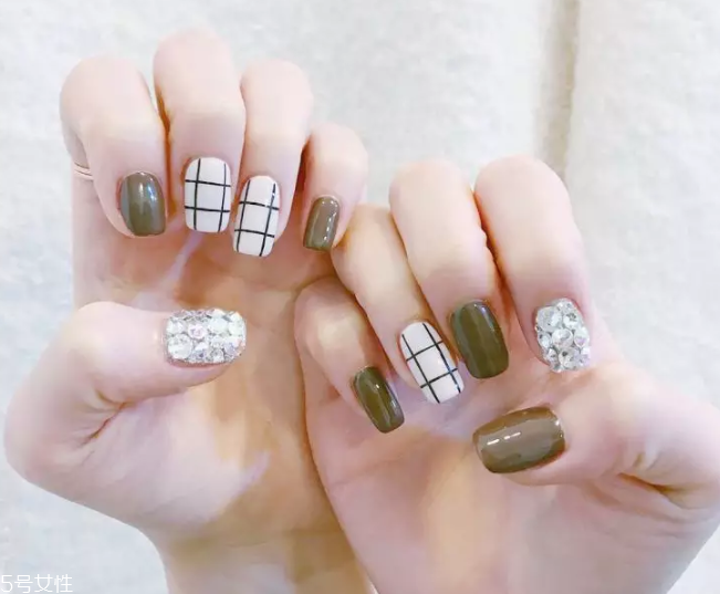 5款時髦格紋美甲圖片 擁有精致都市白領(lǐng)氣質(zhì) 5款時髦格紋美甲圖片 擁有精致都市白領(lǐng)氣質(zhì)