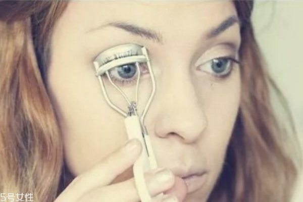 睫毛夾有什么用 睫毛夾的正確用法 睫毛夾有什么用 睫毛夾的正確用法