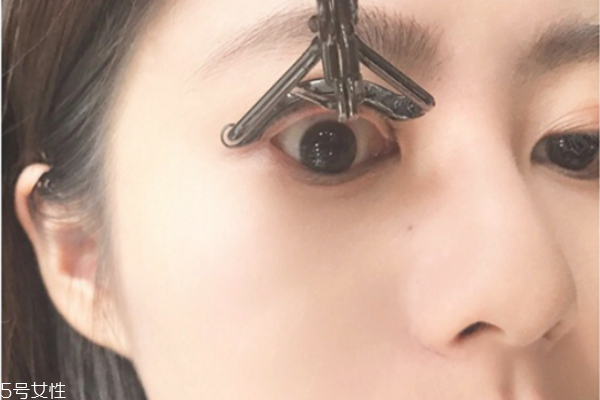 睫毛夾有什么用 睫毛夾的正確用法 睫毛夾有什么用 睫毛夾的正確用法