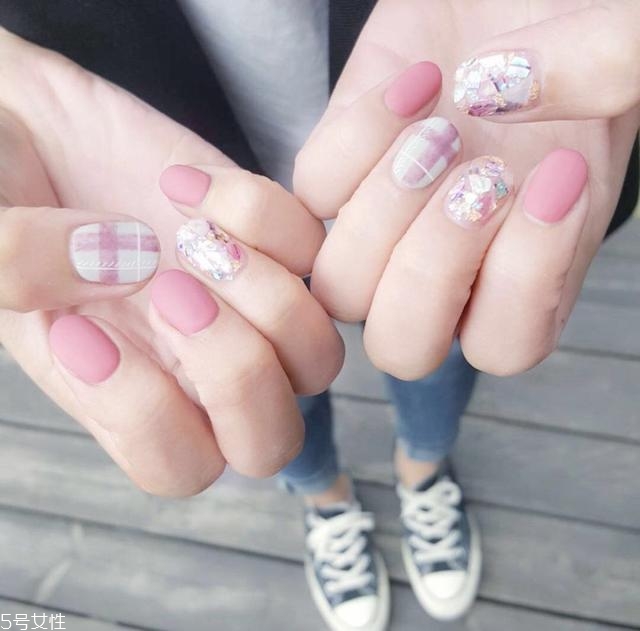 5款時髦格紋美甲圖片 擁有精致都市白領(lǐng)氣質(zhì) 5款時髦格紋美甲圖片 擁有精致都市白領(lǐng)氣質(zhì)