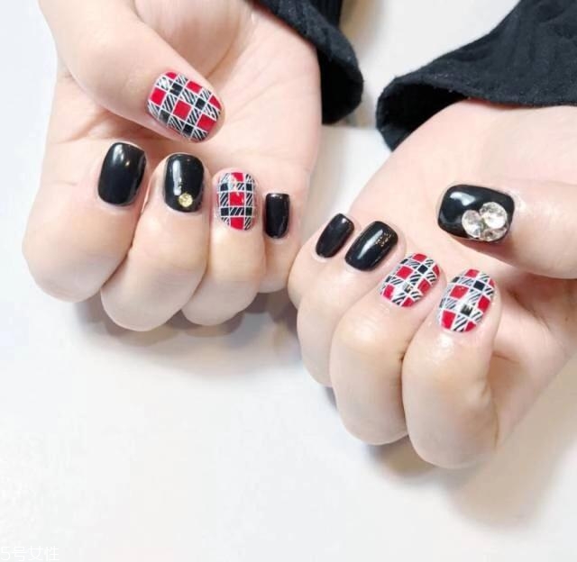 5款時髦格紋美甲圖片 擁有精致都市白領(lǐng)氣質(zhì) 5款時髦格紋美甲圖片 擁有精致都市白領(lǐng)氣質(zhì)