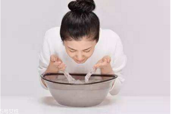 用白醋洗臉的正確步驟 白醋祛斑的正確方法 用白醋洗臉的正確步驟 白醋祛斑的正確方法