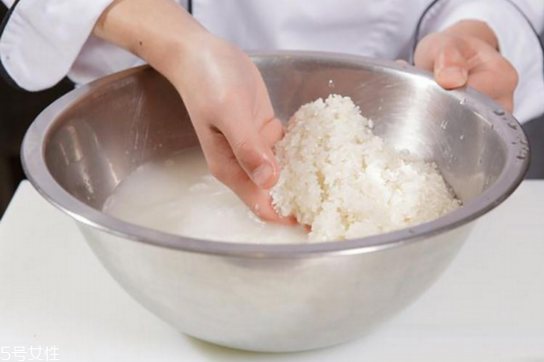 淘米水怎么洗臉 淘米水能祛斑 淘米水怎么洗臉 淘米水能祛斑