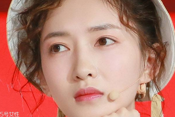 頭發(fā)軟染什么顏色 淺色系或亮色系 頭發(fā)軟染什么顏色 淺色系或亮色系