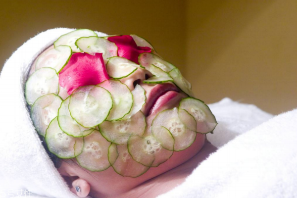 黃瓜敷臉前要洗臉嗎 黃瓜敷臉注意事項 黃瓜敷臉前要洗臉嗎 黃瓜敷臉注意事項