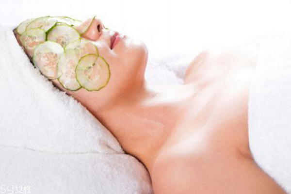 黃瓜敷臉前要洗臉嗎 黃瓜敷臉注意事項 黃瓜敷臉前要洗臉嗎 黃瓜敷臉注意事項