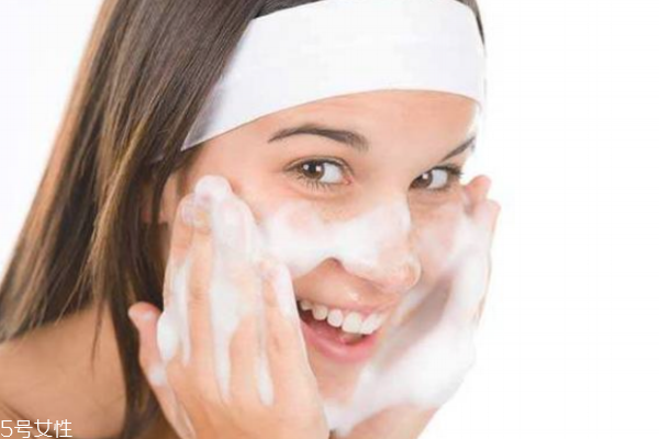 牙膏洗臉有什么好處和壞處 慎重選擇牙膏是關(guān)鍵 牙膏洗臉有什么好處和壞處 慎重選擇牙膏是關(guān)鍵