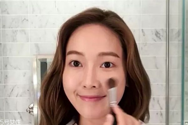 如何用蜜粉定妝 2個(gè)蜜粉定妝秘訣 如何用蜜粉定妝 2個(gè)蜜粉定妝秘訣