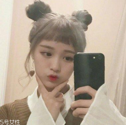 如何自己做簡(jiǎn)單盤發(fā) 雙丸子頭最好看的扎法 如何自己做簡(jiǎn)單盤發(fā) 雙丸子頭最好看的扎法