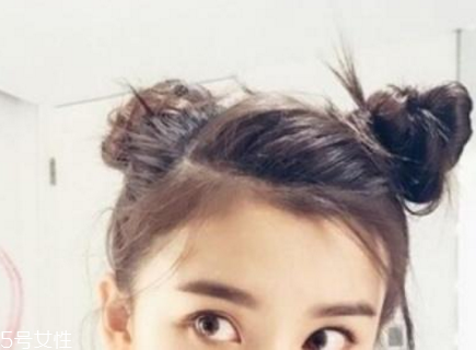 如何自己做簡(jiǎn)單盤發(fā) 雙丸子頭最好看的扎法 如何自己做簡(jiǎn)單盤發(fā) 雙丸子頭最好看的扎法
