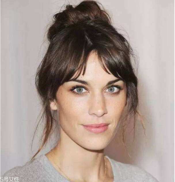 如何自己做簡(jiǎn)單盤發(fā) 雙丸子頭最好看的扎法 如何自己做簡(jiǎn)單盤發(fā) 雙丸子頭最好看的扎法