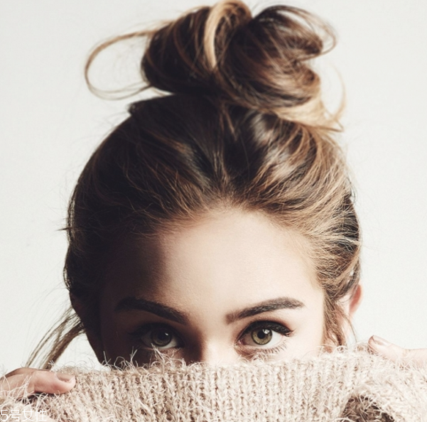 如何自己做簡(jiǎn)單盤發(fā) 雙丸子頭最好看的扎法 如何自己做簡(jiǎn)單盤發(fā) 雙丸子頭最好看的扎法