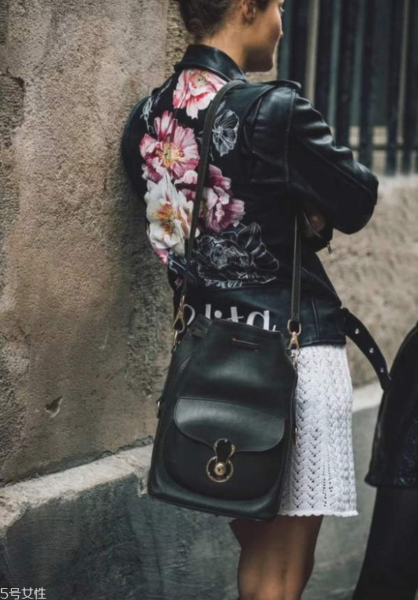 秋冬女生皮衣怎么穿好看 女生皮衣秋冬穿搭 秋冬女生皮衣怎么穿好看 女生皮衣秋冬穿搭