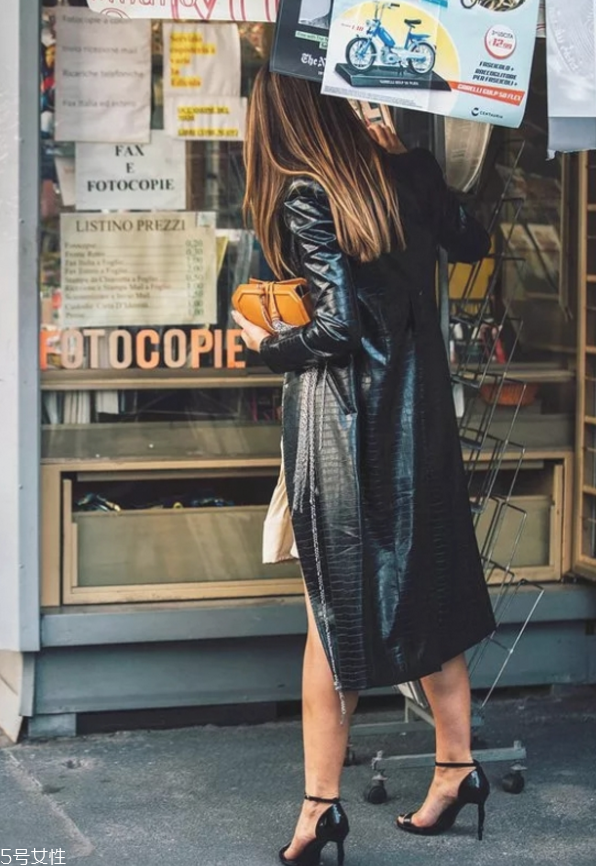 秋冬女生皮衣怎么穿好看 女生皮衣秋冬穿搭 秋冬女生皮衣怎么穿好看 女生皮衣秋冬穿搭