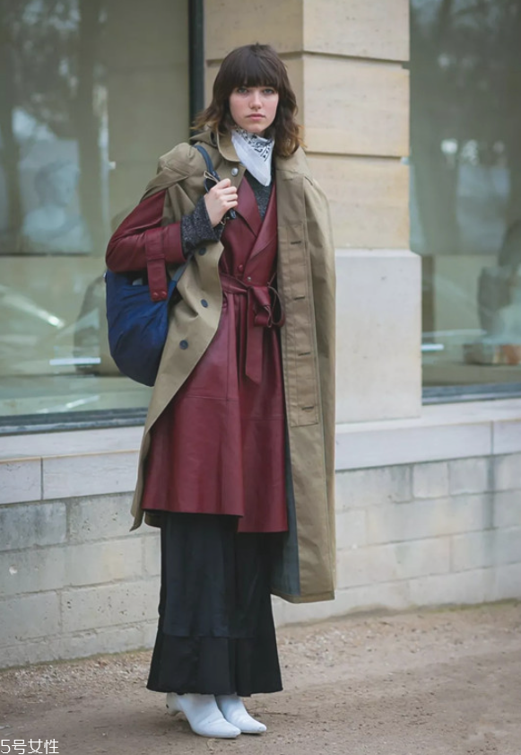 秋冬女生皮衣怎么穿好看 女生皮衣秋冬穿搭 秋冬女生皮衣怎么穿好看 女生皮衣秋冬穿搭