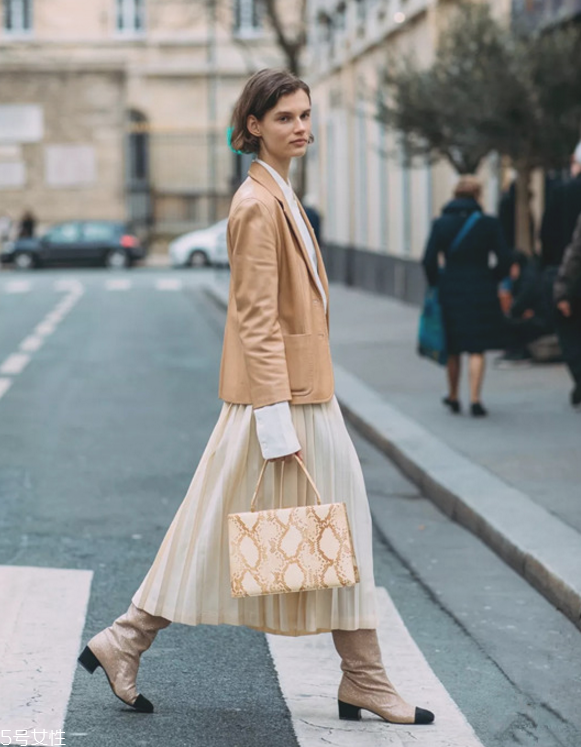 秋冬女生皮衣怎么穿好看 女生皮衣秋冬穿搭 秋冬女生皮衣怎么穿好看 女生皮衣秋冬穿搭