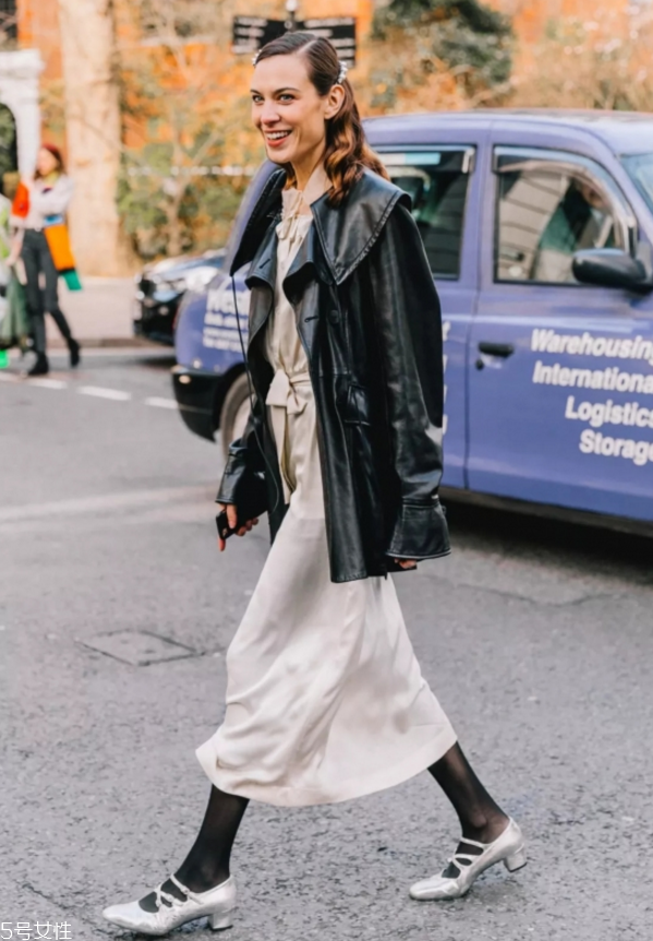 秋冬女生皮衣怎么穿好看 女生皮衣秋冬穿搭 秋冬女生皮衣怎么穿好看 女生皮衣秋冬穿搭