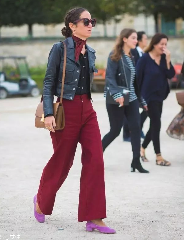 女生皮衣搭配什么褲子 皮衣搭配圖片女 女生皮衣搭配什么褲子 皮衣搭配圖片女