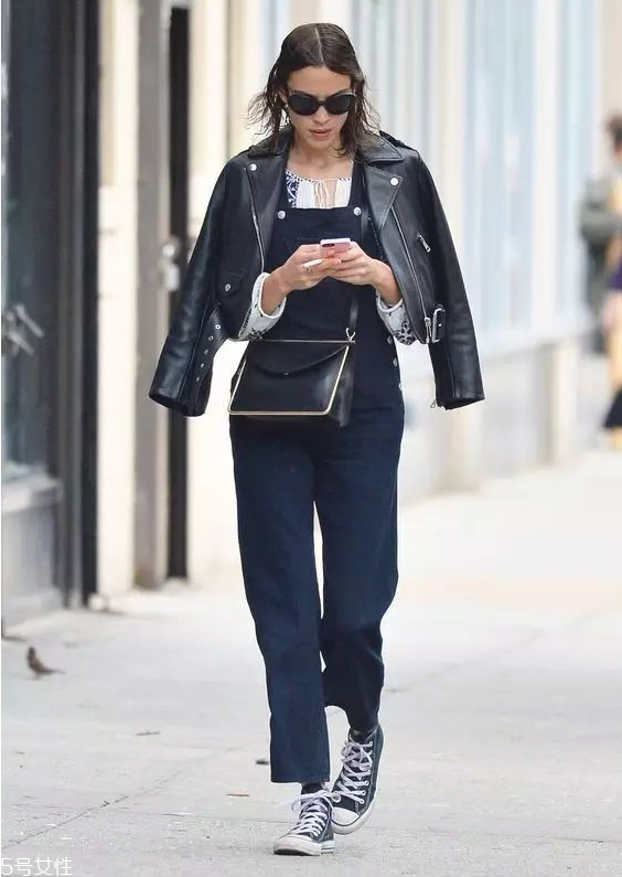女生皮衣搭配什么褲子 皮衣搭配圖片女 女生皮衣搭配什么褲子 皮衣搭配圖片女