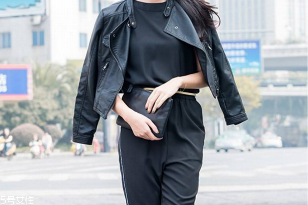 女生皮衣搭配什么褲子 皮衣搭配圖片女 女生皮衣搭配什么褲子 皮衣搭配圖片女