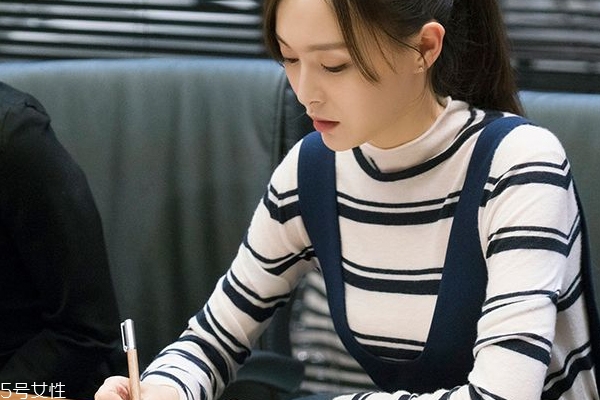 吊帶褲配什么上衣 3種穿搭打造校園清新范 吊帶褲配什么上衣 3種穿搭打造校園清新范