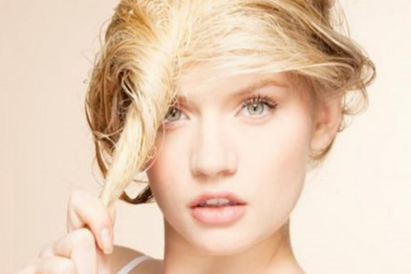 一到冬天頭發(fā)容易開(kāi)叉，這可怎么辦