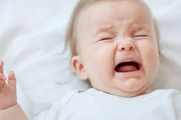 新生兒口腔里長(zhǎng)小白點(diǎn)是怎么回事 新生兒口腔里長(zhǎng)小白點(diǎn)是怎么回事