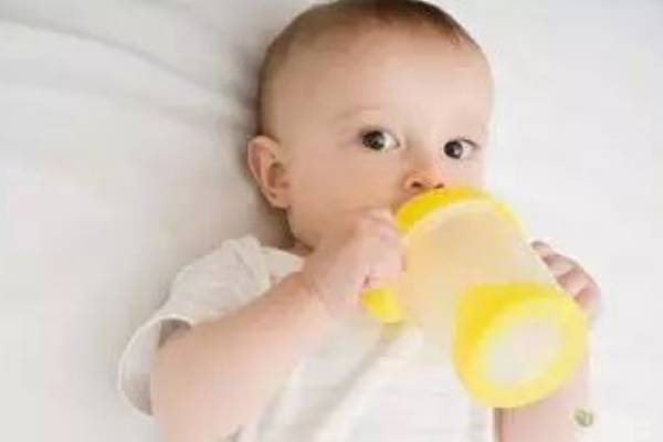 新生兒口腔里長(zhǎng)小白點(diǎn)是怎么回事 新生兒口腔里長(zhǎng)小白點(diǎn)是怎么回事