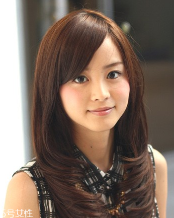 燙頭后怎樣護理打理頭發(fā) 理發(fā)店燙發(fā)染發(fā)的5大危害 燙頭后怎樣護理打理頭發(fā) 理發(fā)店燙發(fā)染發(fā)的5大危害