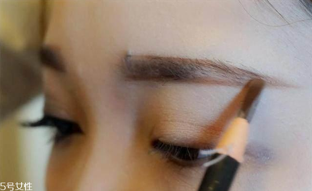 怎樣畫眉毛不會顯得老 眉毛畫錯很顯老 怎樣畫眉毛不會顯得老 眉毛畫錯很顯老
