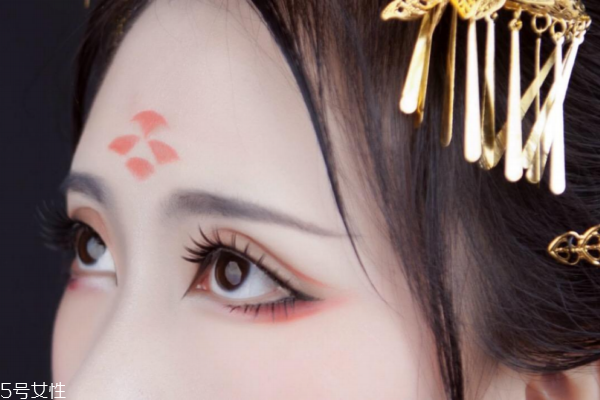 古風(fēng)女子妝容教程圖解 古風(fēng)妝容圖片 古風(fēng)女子妝容教程圖解 古風(fēng)妝容圖片