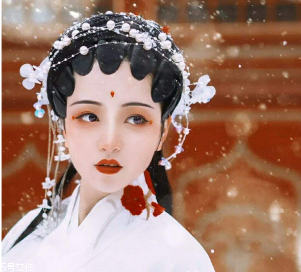 古風(fēng)女子妝容教程圖解 古風(fēng)妝容圖片 古風(fēng)女子妝容教程圖解 古風(fēng)妝容圖片