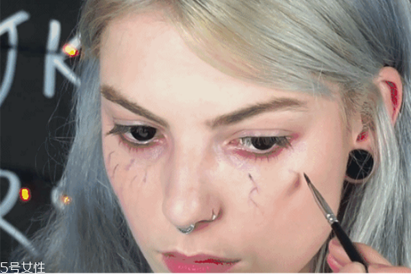 萬(wàn)圣節(jié)妝容怎么畫(huà) 萬(wàn)圣節(jié)的妝容教程