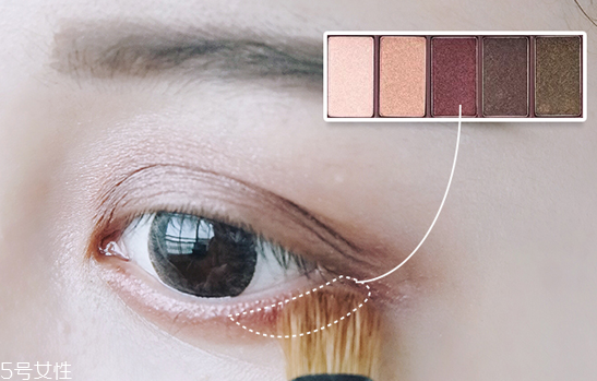 冬季約會(huì)妝容畫(huà)法 韓式粉嫩少女妝容