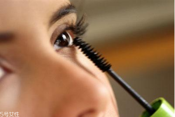 怎么涂睫毛膏不會有蒼蠅腿 5個常見的睫毛膏使用誤區(qū) 怎么涂睫毛膏不會有蒼蠅腿 5個常見的睫毛膏使用誤區(qū)