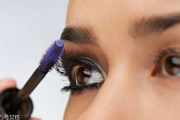 怎么涂睫毛膏不會有蒼蠅腿 5個常見的睫毛膏使用誤區(qū) 怎么涂睫毛膏不會有蒼蠅腿 5個常見的睫毛膏使用誤區(qū)