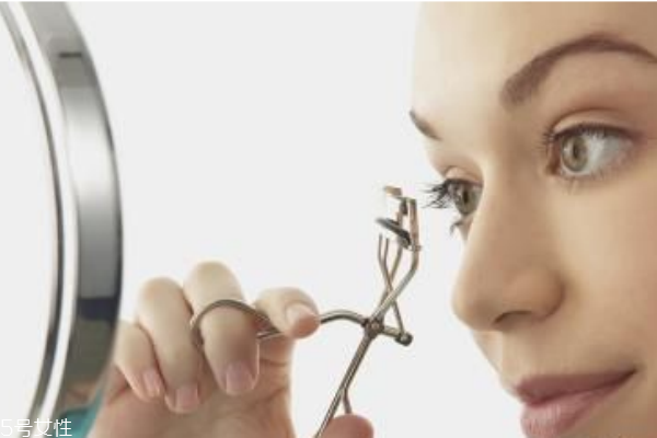 怎么用睫毛夾夾下睫毛 睫毛夾這樣用不夾眼皮 怎么用睫毛夾夾下睫毛 睫毛夾這樣用不夾眼皮