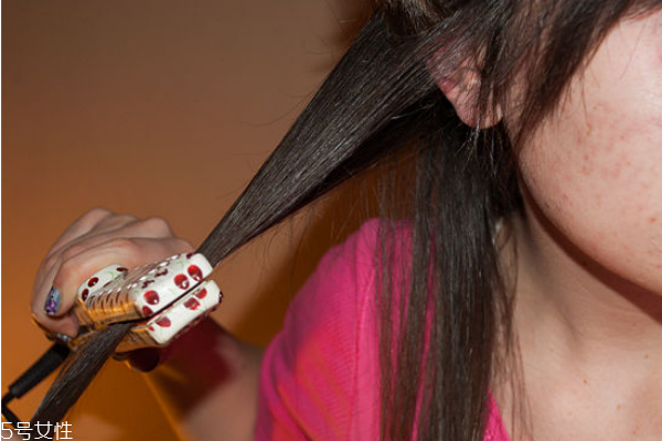 怎么在家自己拉直頭發(fā) 頭發(fā)拉直的步驟 怎么在家自己拉直頭發(fā) 頭發(fā)拉直的步驟