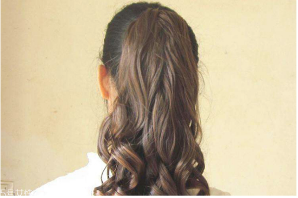 長卷發(fā)怎樣扎好看圖解 女生好看中長卷發(fā)圖片 長卷發(fā)怎樣扎好看圖解 女生好看中長卷發(fā)圖片